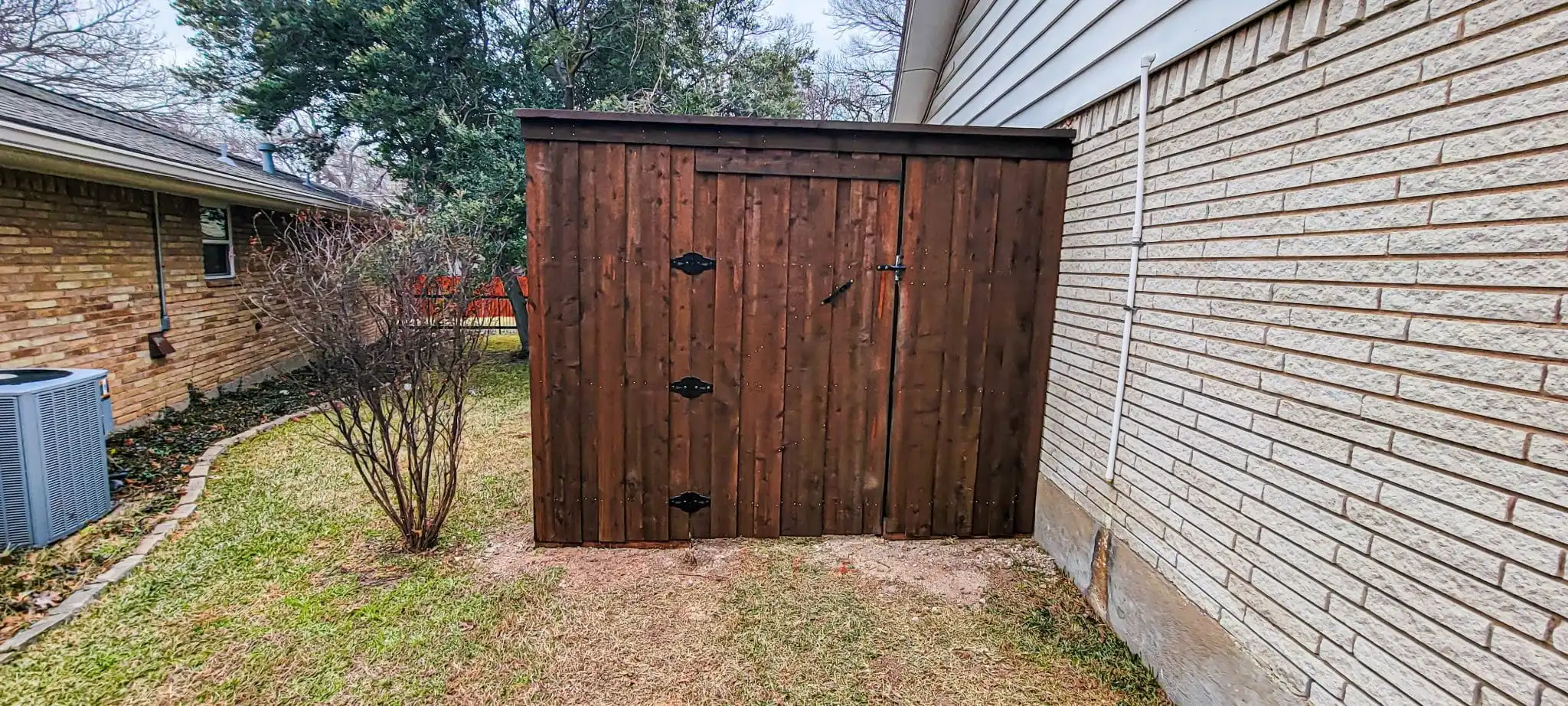 Sequoia 8 ft board on board cedar fence with cap and trim in DFW, photo 5