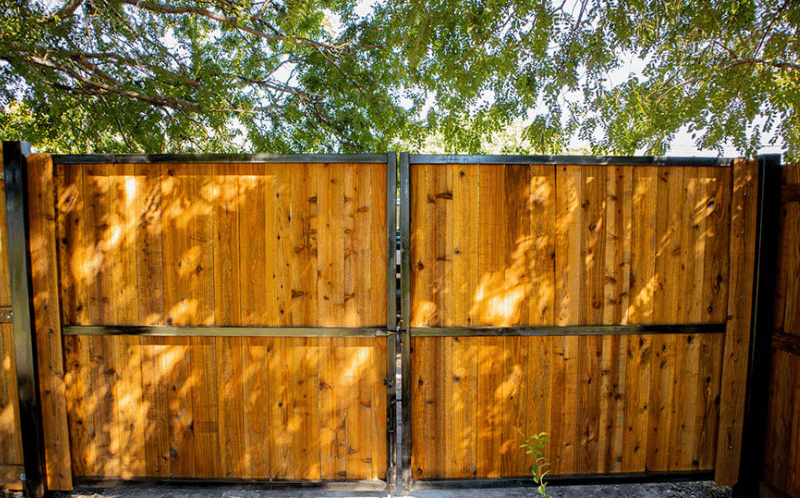 Swing driveway gate, motorized or manual in DFW by Jalapeno Fence Co.