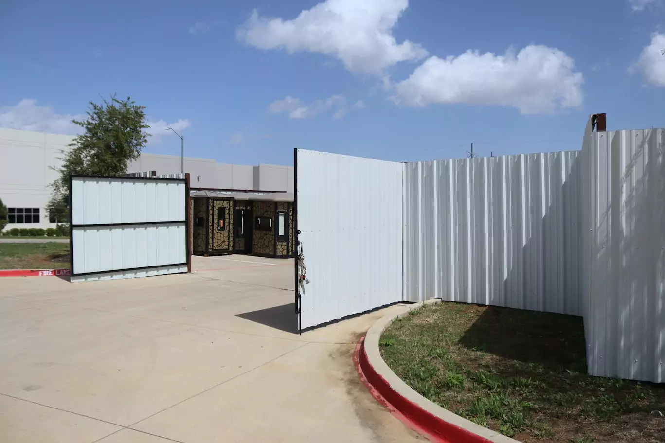 Swing driveway gate, motorized or manual in DFW, photo 3