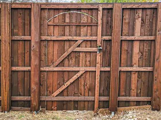 Cedar wood privacy fence by Jalapeno Fence Co.