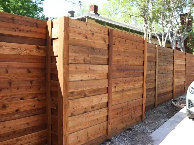 Encanto horizontal cedar fence